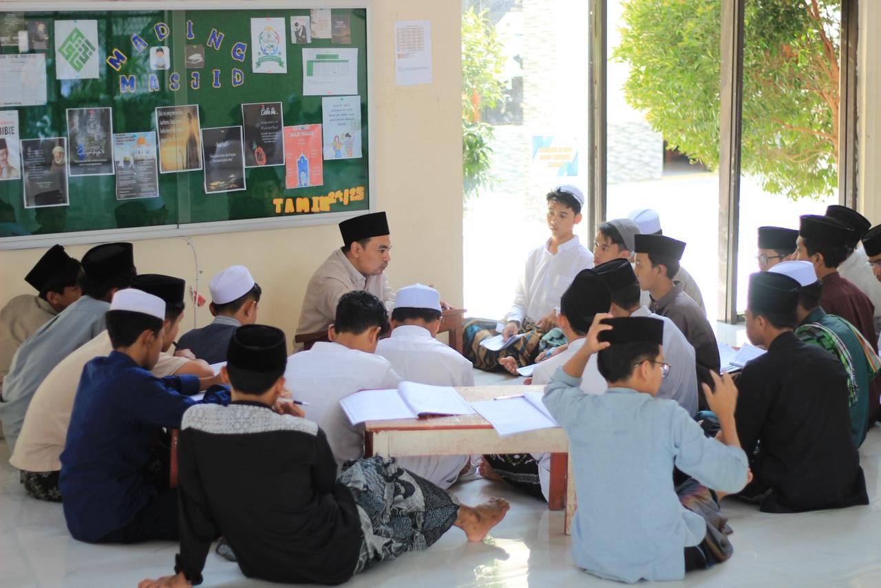 Arabic calligraphy class activity