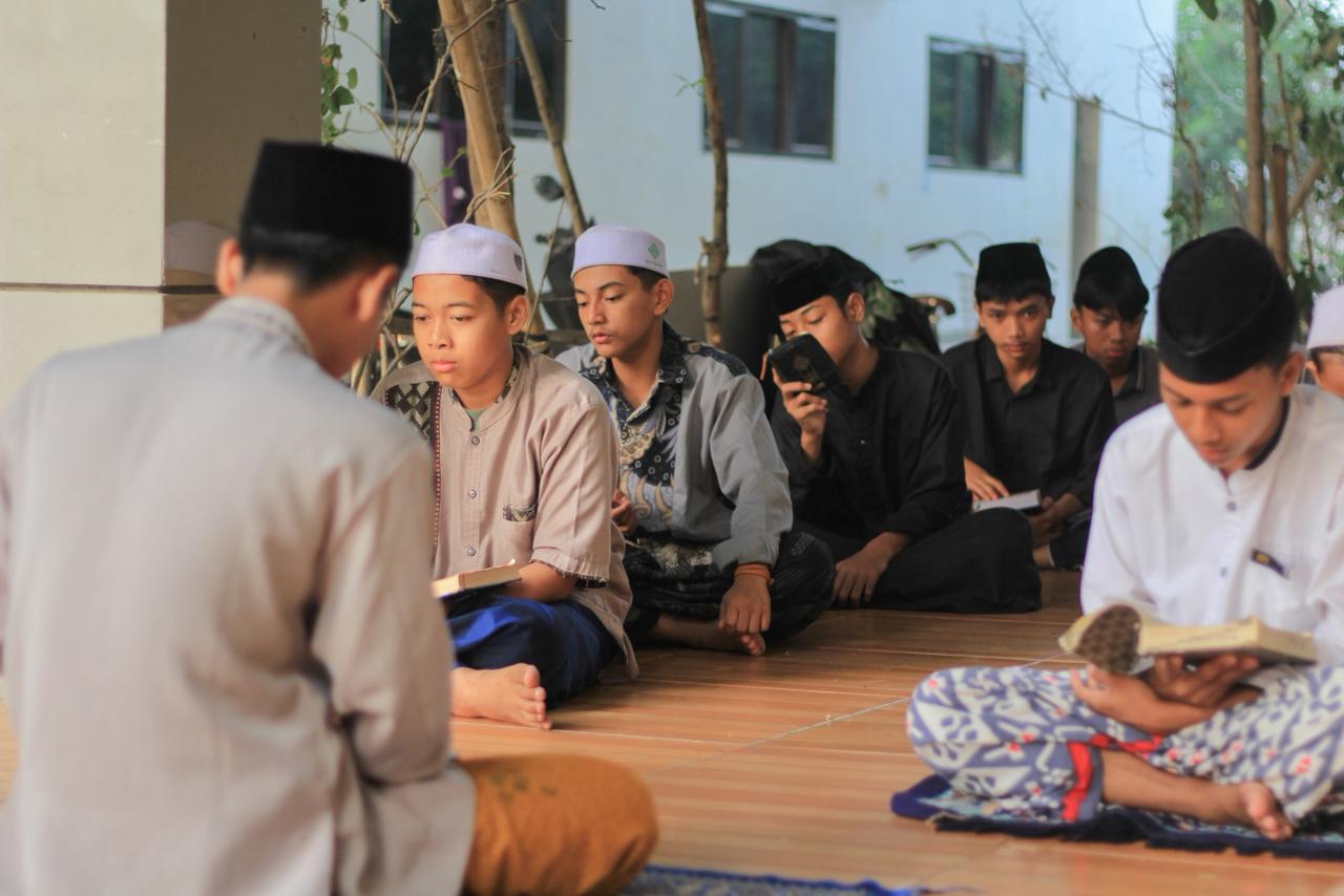 Students gathering in a circle reciting Quran